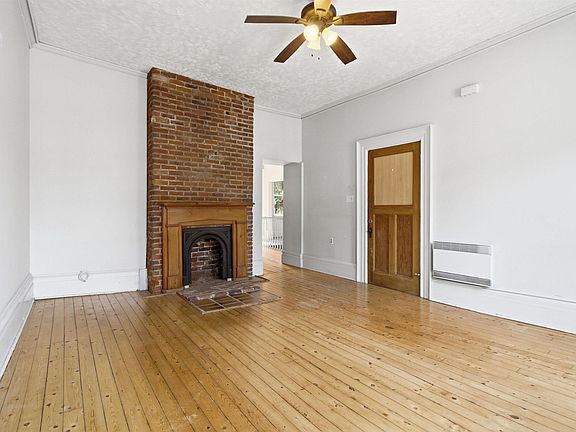 3rd image of 2048 Creighton St