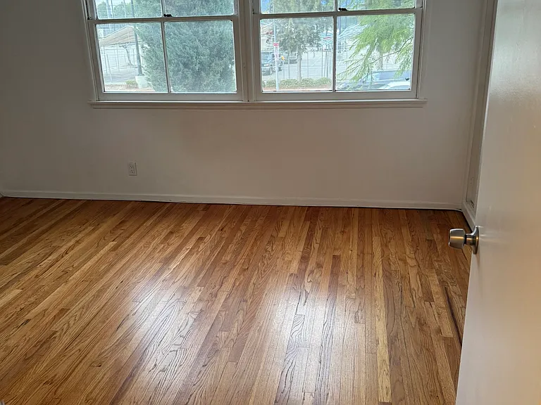 12924 Burbank Blvd #3 — Photo 24