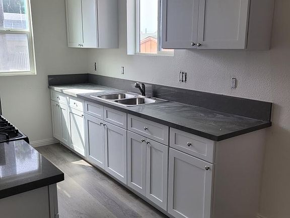 3rd image of 814 1/2 W 47th St