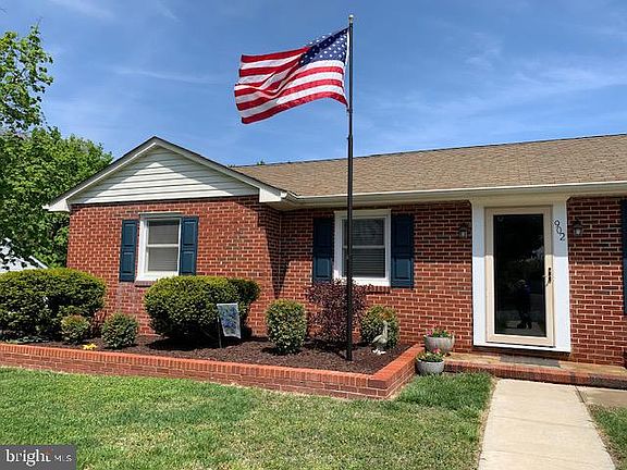 2nd image of 902 Hillcrest Rd