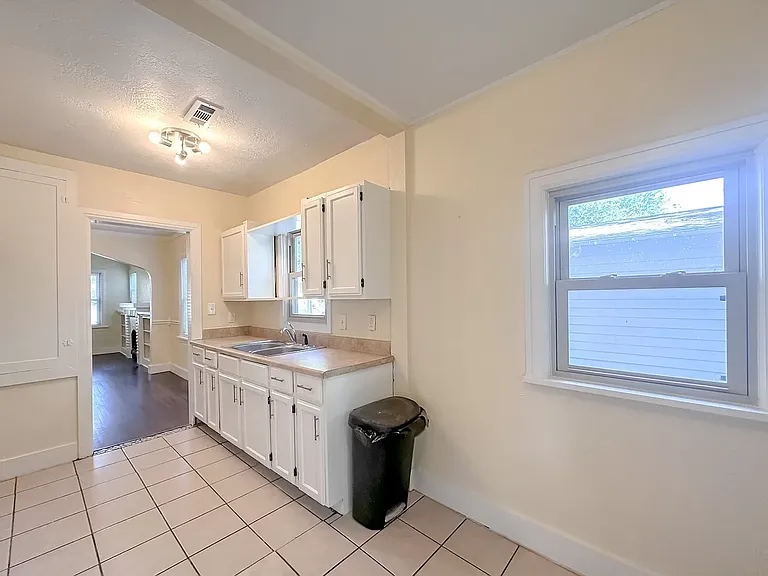 219 S Florence Ave — Photo 9