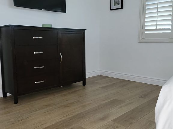 2nd image of 940 W Kendall St