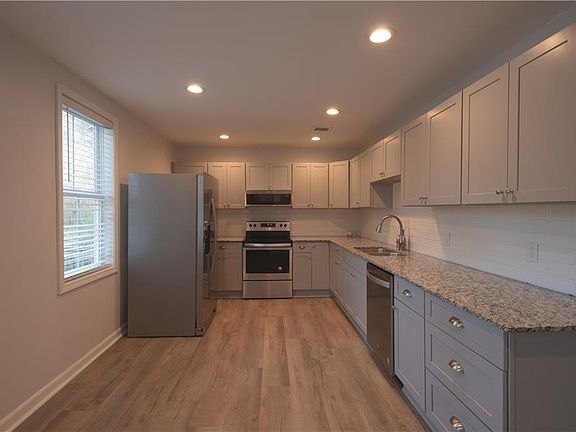 5th image of 27 Baywood Dr