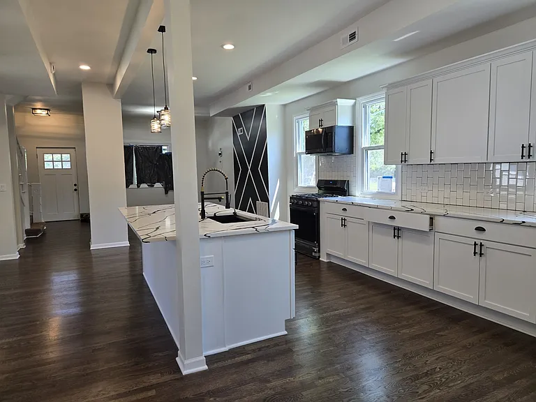 429 W 102nd Pl — Photo 3