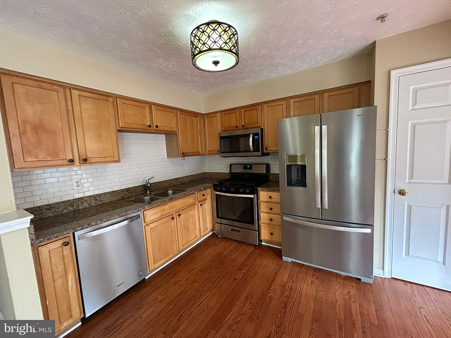 3 bed, 3.5 bath, 2076 sqft, $3,000 — Photo 2