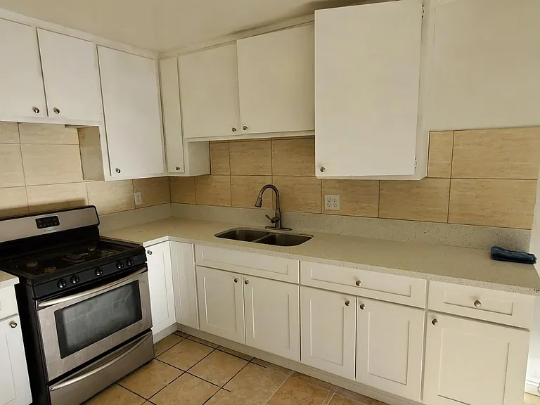 1042 W Pine St #A — Photo 2