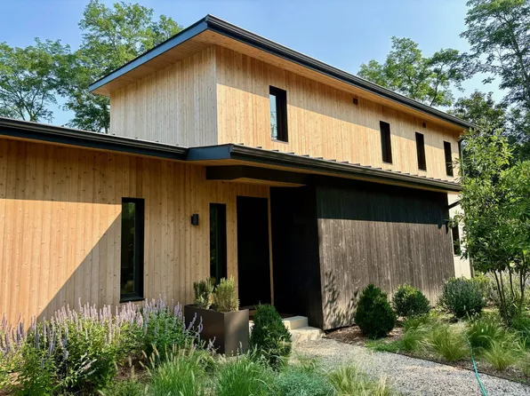 56 N Menantic Rd #B, Shelter Island, NY 11964