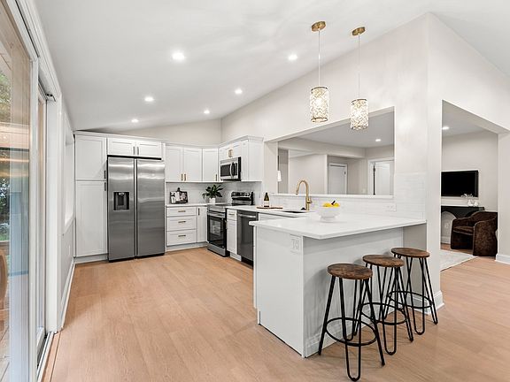 3rd image of 622 Textile Ave