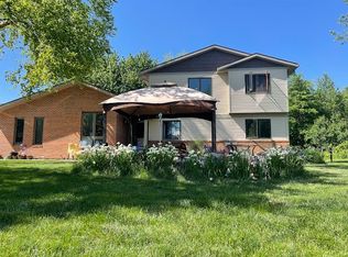 4042 Crest View Rd NE, Solon, IA 52333
