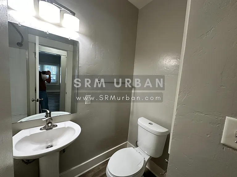 2027 Front St #6 — Photo 4