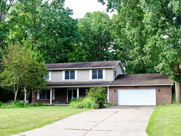 6263 Stonegate Pkwy, Flint, MI 48532