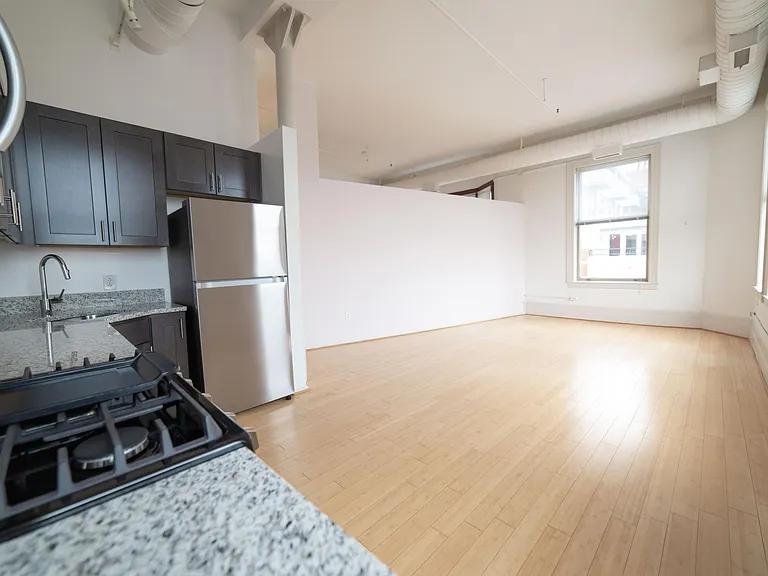 1900 W 25th St #305 — Photo 6