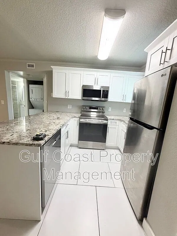2 bed, 2.0 bath, 860 sqft — Photo 4