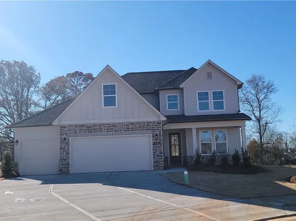 696 Grand Wehunt Dr, Hoschton, GA 30548