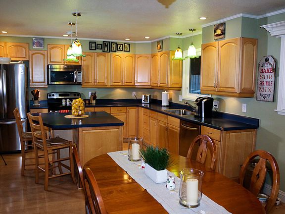 4th image of 204 Hacienda Ln