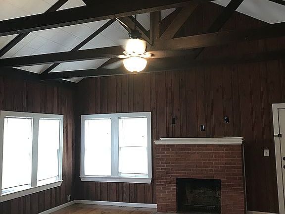 Vaulted ceiling, fireplace