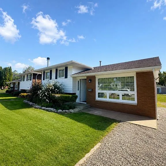 1860 Service Rd — Photo 1