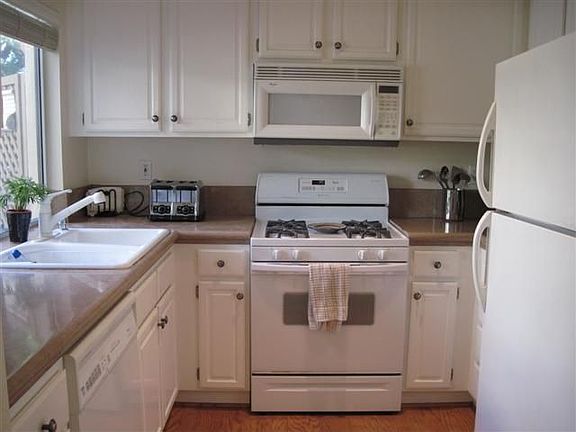 Light & bright kitchen with newer countertops