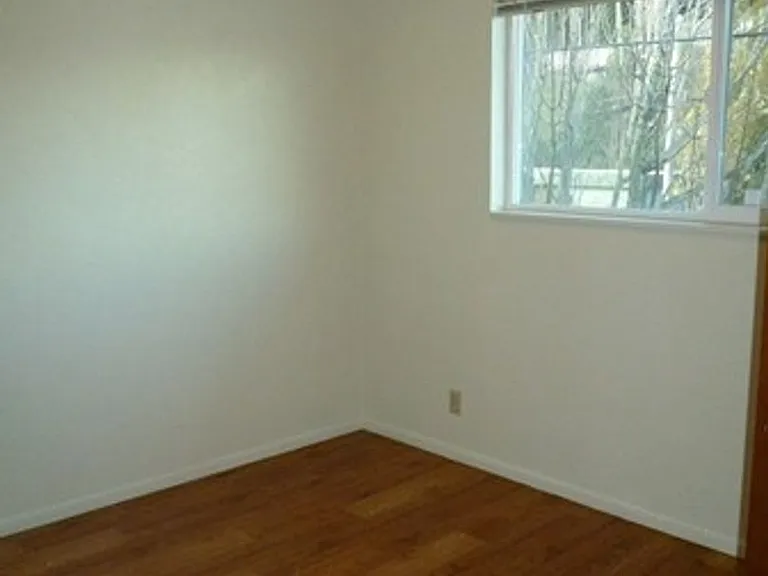 503 W Commercial Ave — Photo 7