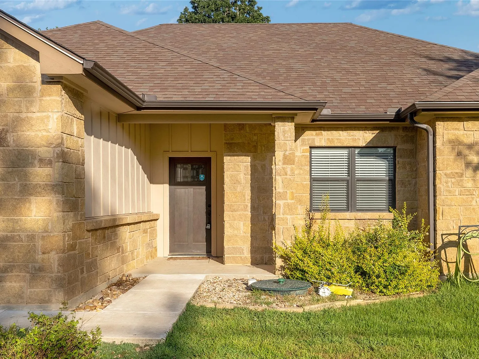 4 bed, 2.0 bath, 2014 sqft, $2,300 — Photo 2