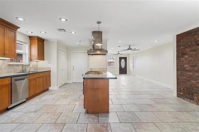 2716 N Sibley St — Photo 5