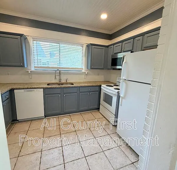 980 Woodland Ave SE — Photo 4