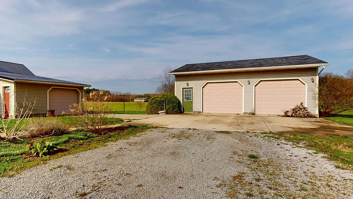 Building Photo - 924 Lattimer Rd W