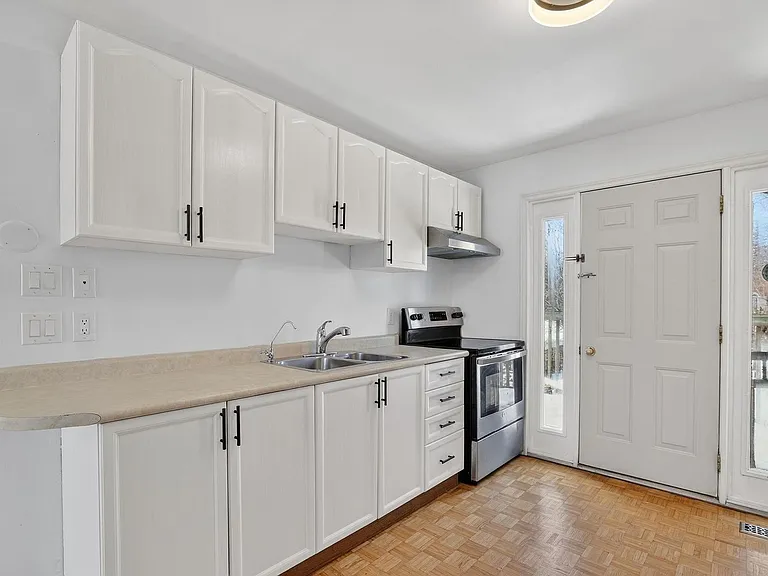 704 Brock St S #2 — Photo 2