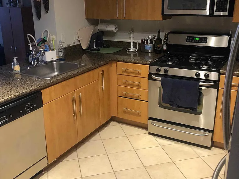 1021 N Garfield St #215 — Photo 5