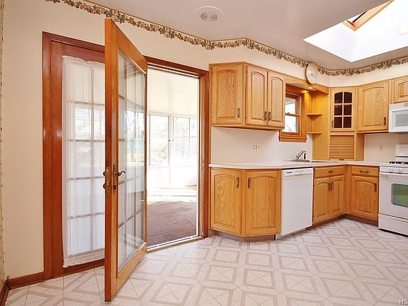5th image of 18 Lewis Dr