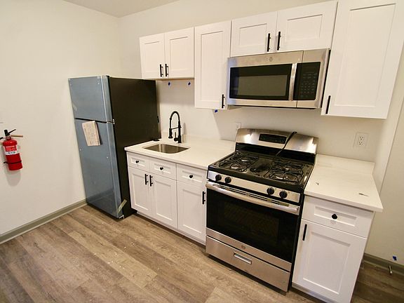 4th image of 3150 Emerald St #1