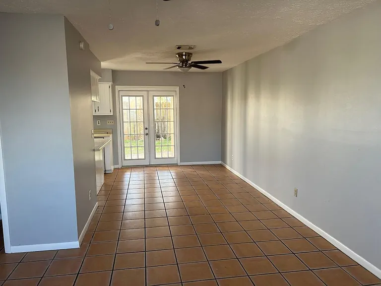 3904 Venetian Cir #3904 — Photo 1