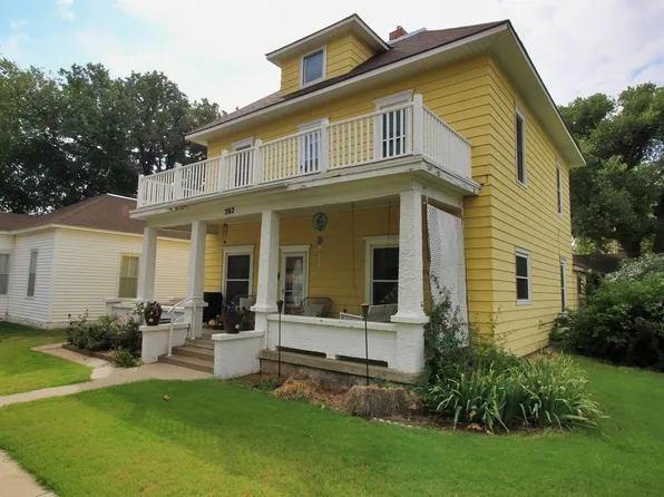 202 E 12th St, Ellis, KS 67637