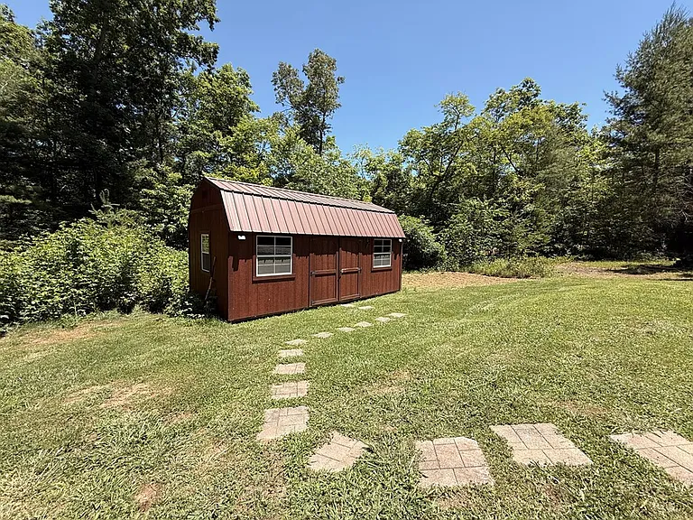 303 Pine Ln — Photo 16