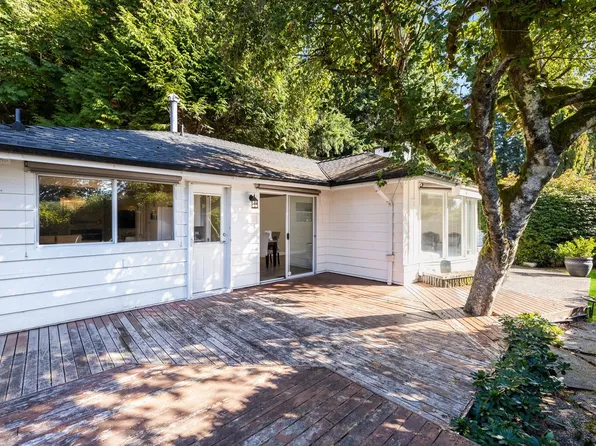4110 Burkeridge Pl, West Vancouver, BC V7V 3M9