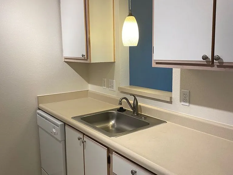 Sunrise Pointe Apartments — Photo 10