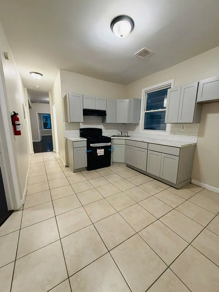4 bed, $2,600 — Photo 2