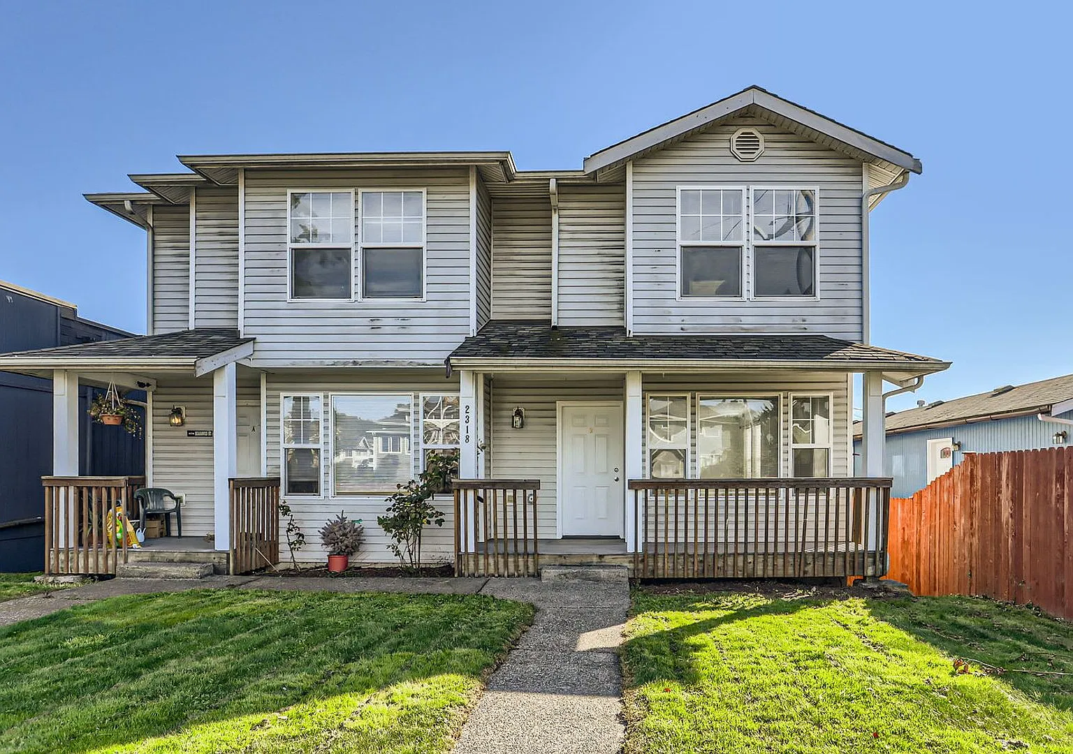 2318 Everett — Photo 1