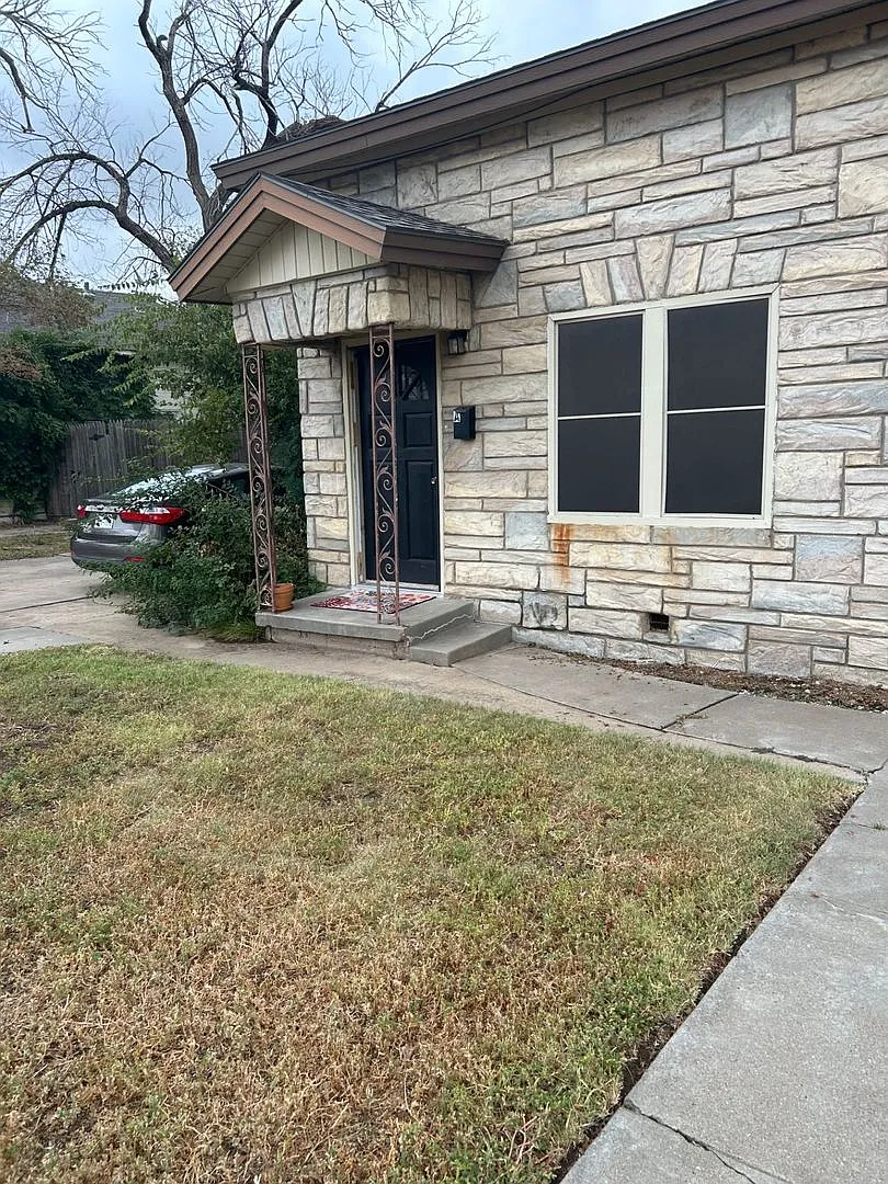 2225 S Taylor — Photo 2