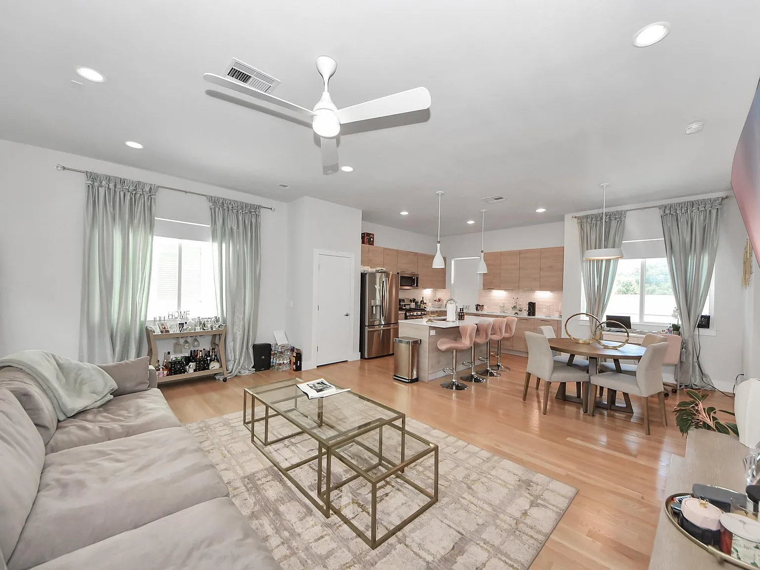3 bed, 2.5 bath, 1863 sqft, $2,500 — Photo 3