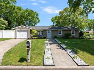 15 Lee St, Hauppauge, NY 11788