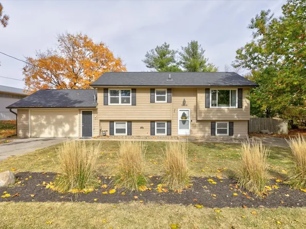 1803 Sugar Grove Ave, Dallas Center, IA 50063