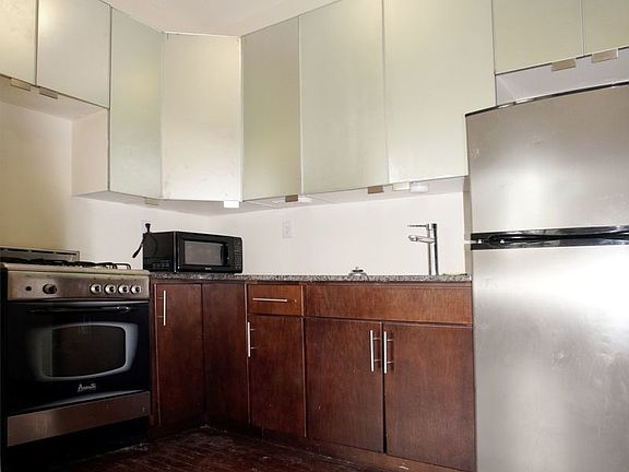 2nd image of 387 Graham Ave #F4