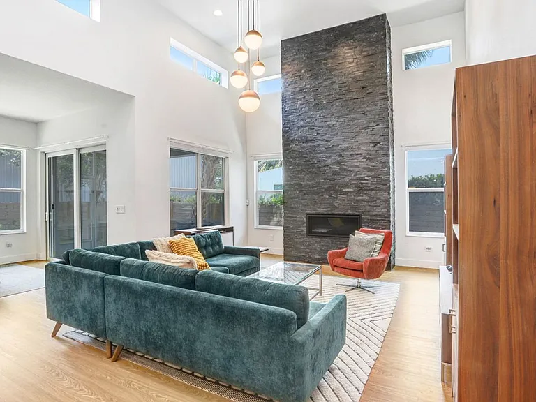 1326 W Fig St — Photo 14