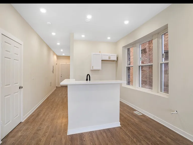 6709 S Carpenter St #2F — Photo 2