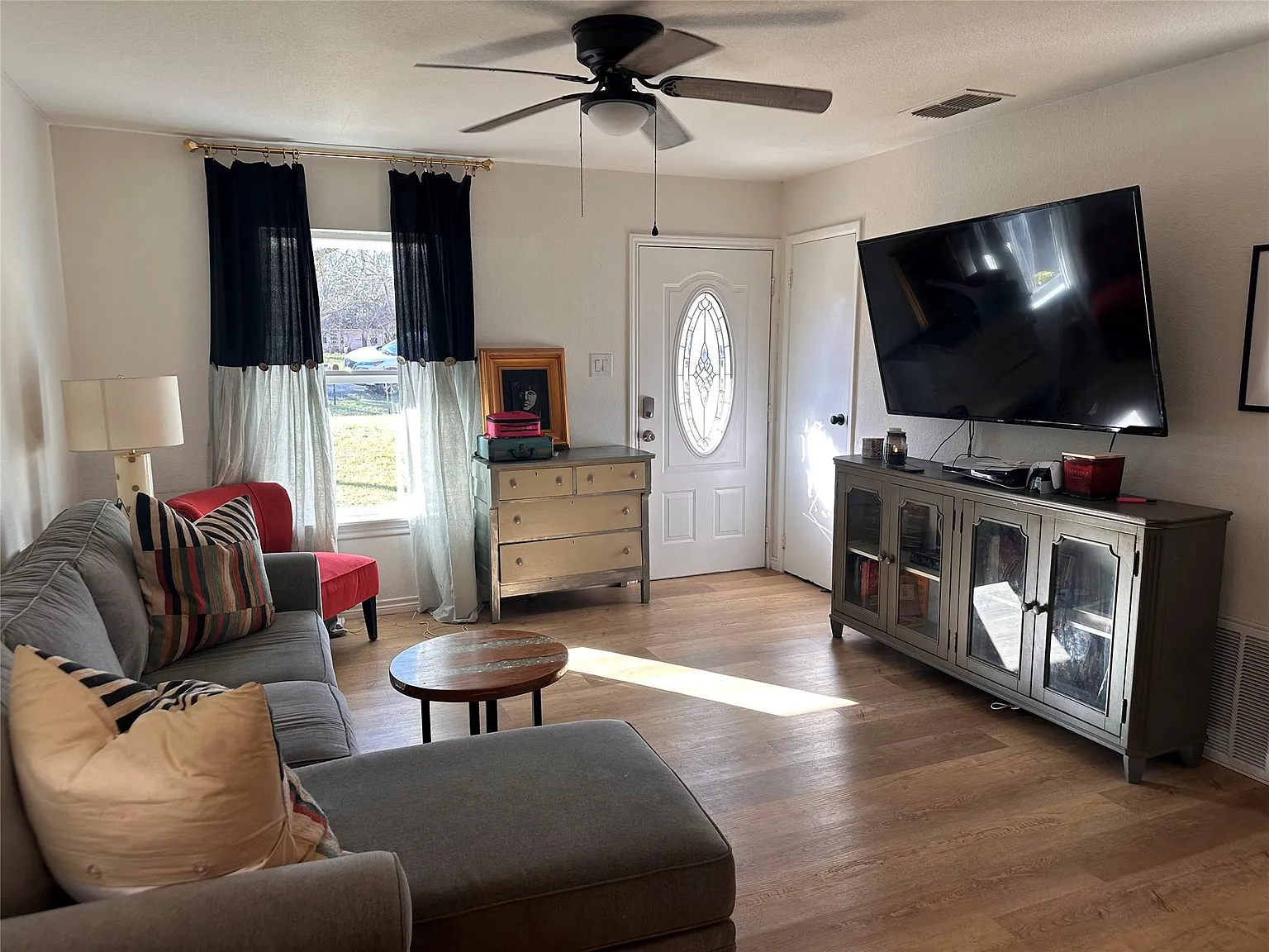 3 bed, 2.0 bath, 1007 sqft, $1,750 — Photo 3