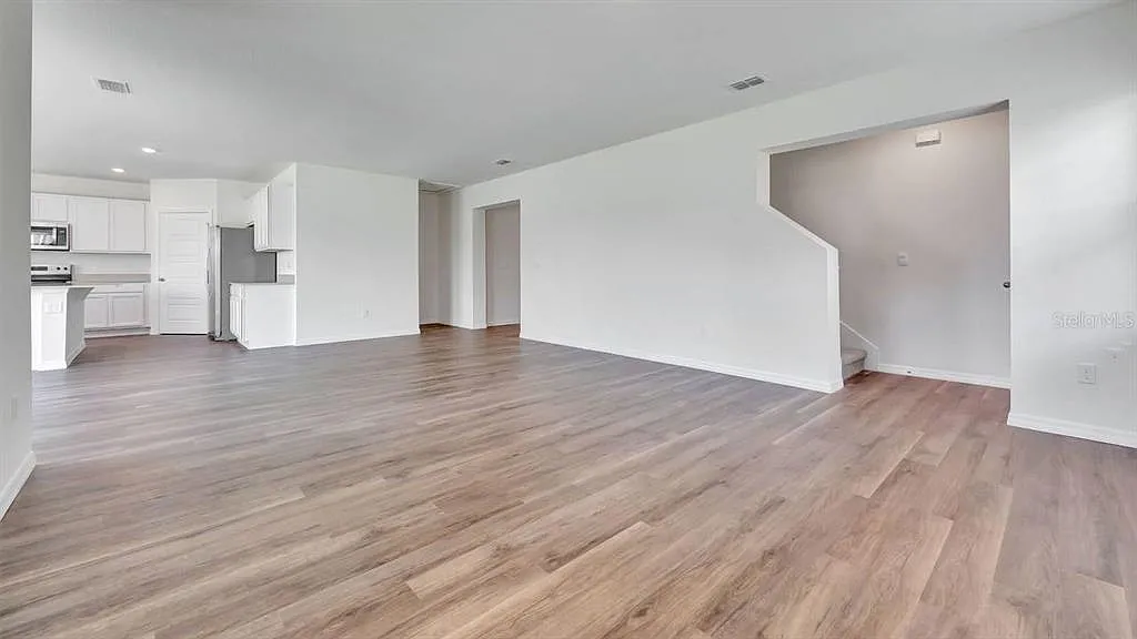 4 bed, 3.5 bath, 2775 sqft, $2,900 — Photo 3