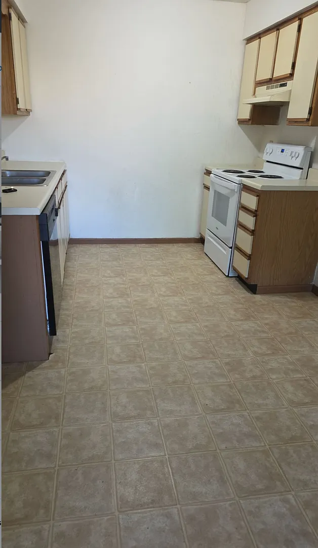 Great 3 Bed 2 Bath 2 Car Garage Flat Duplex- Pets ok! — Photo 3