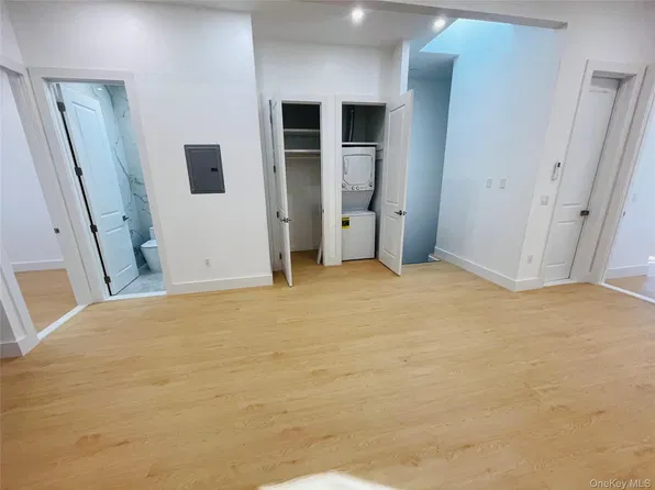 60-15 Maspeth Ave, Flushing, NY 11378