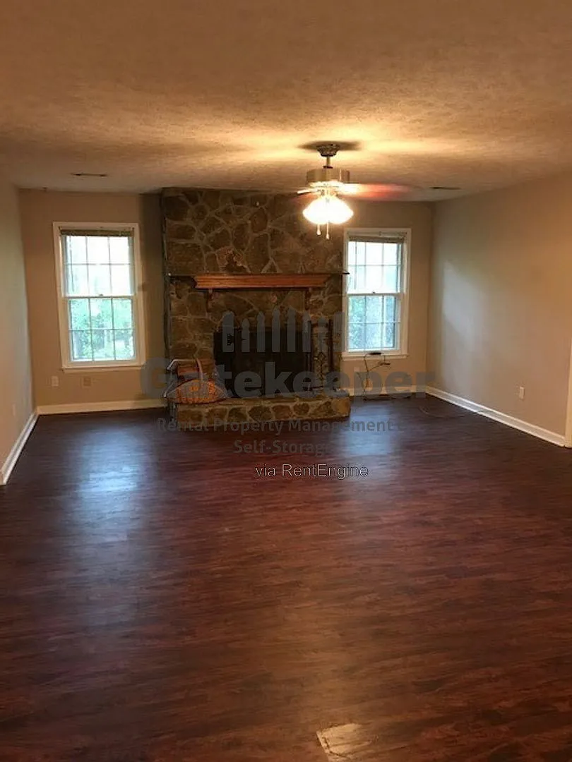3 bed, 2.0 bath, 1292 sqft, $2,095 — Photo 2